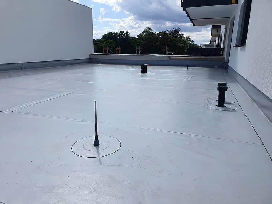 Fertig abgedichtete Dachterrasse mit Attika – zur Referenzübersicht