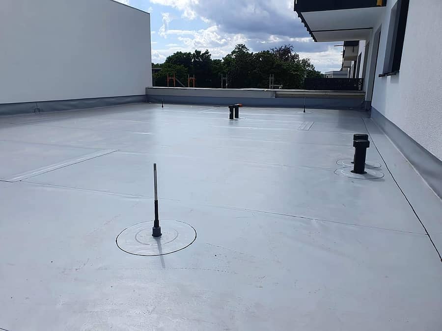 Fertig abgedichtete Dachterrasse mit Attika und Abläufen