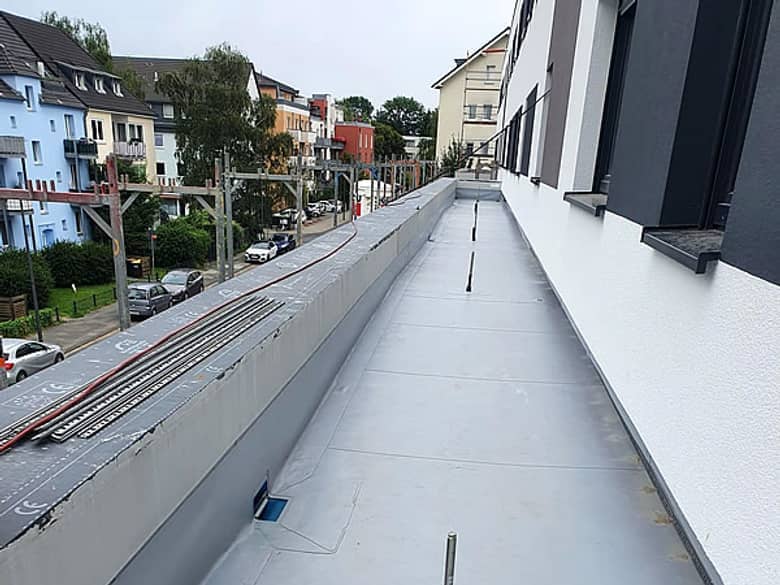 Flachdach mit Lüftungsdurchführungen nach der Sanierung