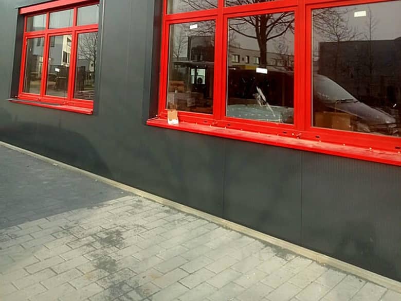 Fassadenbekleidung aus Metall an einem Wohnhaus