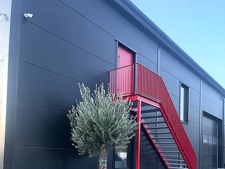 Metallfassade im Detail mit sichtbarer Falzausbildung