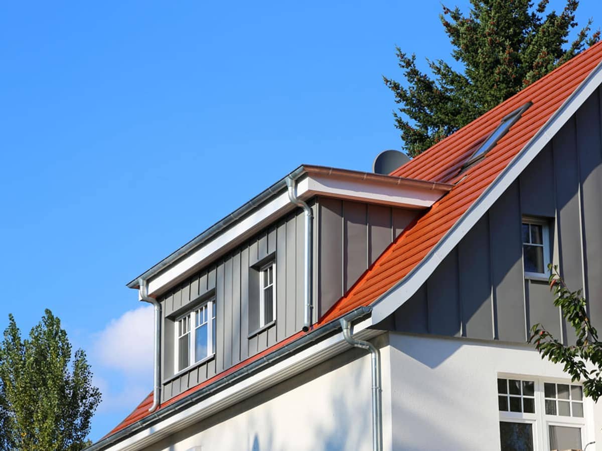 Saniertes Steildach mit Gaube und Metallbekleidung